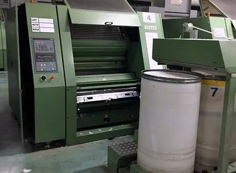 Üretim salonunda Rieter C51 tarak makinesi